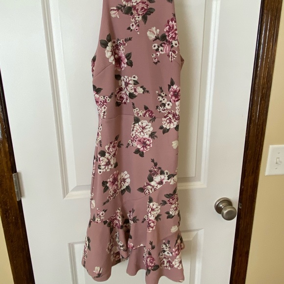 Dresses & Skirts - Floral dress. Size M. Perfect for weddings!